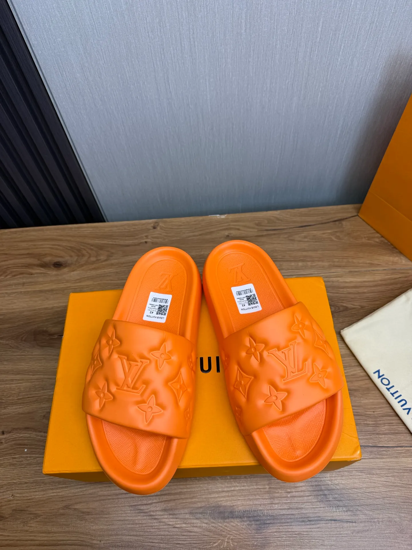 Men's shoes 💰260💰 ▪️LV's popular Little Red Book popular slippers hot sale: 1 shipment✅ Super textured and comfortable slippers, original TPU outsole. Authentic counter box drawer box packaging 🎁Size 38-45